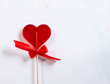 Tatlı, kırmızı bir lolipop kalp. Sevgililer Günü için bir fiyonk.