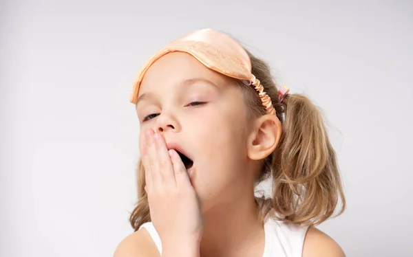 Ritratto di bambina sbadigliante in maschera sleaping Concetto di sonno — Foto Stock