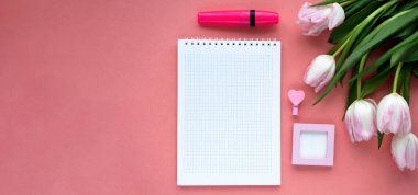 Kadının masaüstü not defteri, kalem ve Lale ile. -Kadınlar Günü planlama. Üstten Görünüm