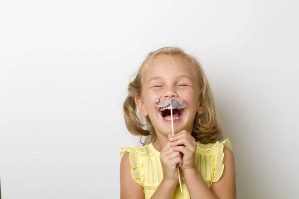 Tempo livre para diversão. Close up retrato menina pequena com bigode falso com gordo — Fotografia de Stock