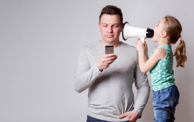 Babası akıllı telefon kullanıyor, kızını görmezden geliyor.