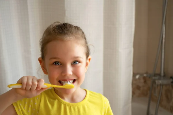 Fogászati higiénia. boldog kislány fogat mos — Stock Fotó