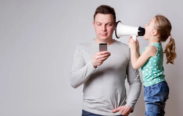 Babası akıllı telefon kullanıyor, kızını görmezden geliyor.
