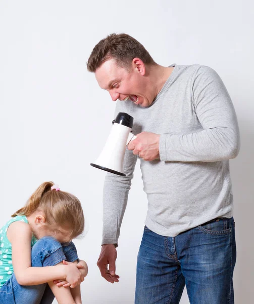 Padre con megáfono gritándole a su hija — Foto de Stock
