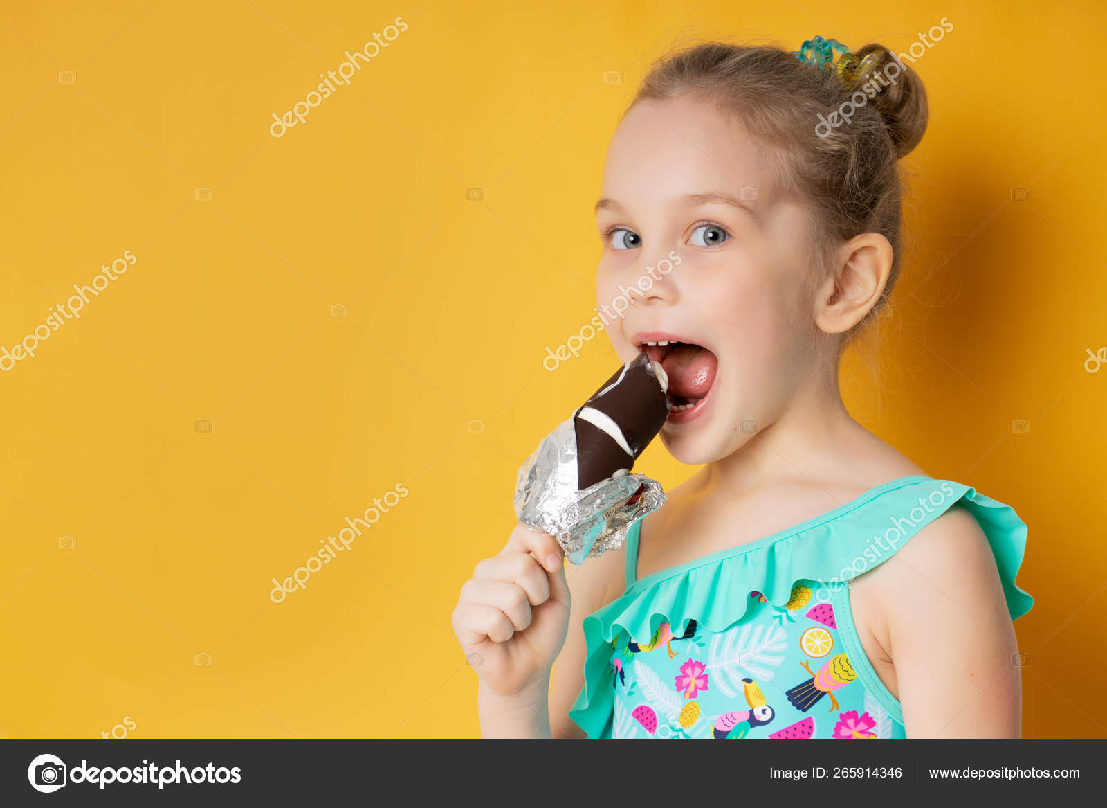 little girls popsicle Cute little girl eats ice cream in studio — Stock Photo © tirlikk #265914346