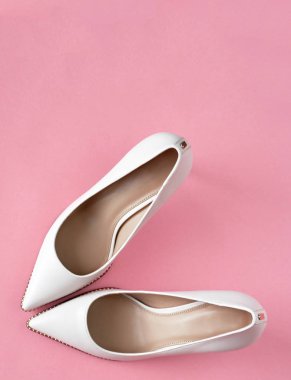 Açık beyaz yüksek topuklu parlak pembe pastel arka plan izole. Moda konsepti