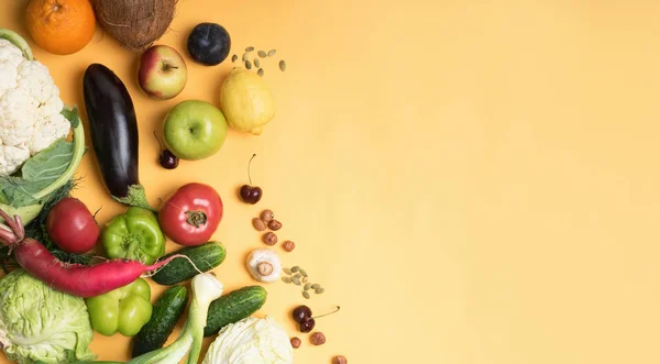 Mat fotografering olika frukter och grönsaker isolerad gul bakgrund. Kopiera utrymme. — Stockfoto