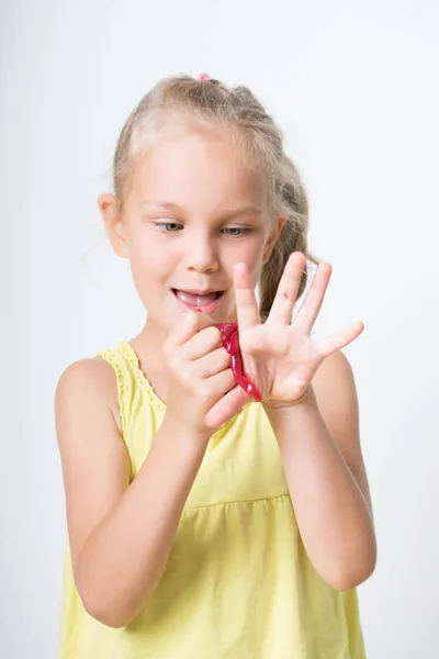 Menina alegre feliz jogando um lodo vermelho — Fotografia de Stock