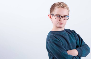 erkek genç gözlük memnun