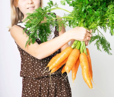 bir çocuk bir sebze ile