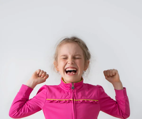 Menina pré-escolar gritando com raiva fechando firmemente os olhos e apertando os punhos. Close up estúdio retrato isolado em branco — Fotografia de Stock