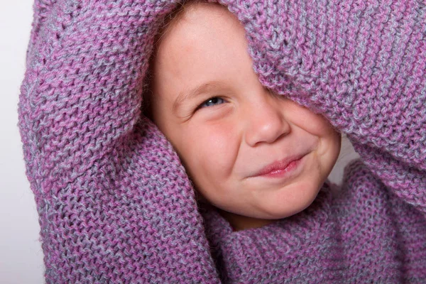 Feliz hermosa niña llevaba un punto lila madres suéter — Foto de Stock