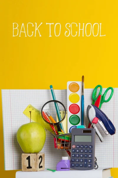 Školní a kancelářské potřeby na žlutém pozadí, zpět do školy Stock Fotografie