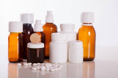 Sağlık hizmeti, geleneksel ilaç ve grip konsepti - limonlu çay fincanı ve haplar. Tıbbi ilaçlar ve limonlu sıcak çay, soğuk algınlığı tedavisi, grip ve sulu.