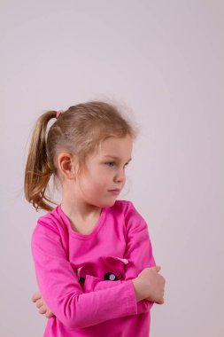 Kırılmış küçük bir kız, beyaz bir arka planda izole edilmiş.