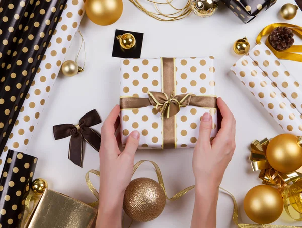 Kézi Csomagolás Karácsonyi Ajándék Doboz Folyamat Csomag Újévi Ajándék Doboz — Stock Fotó