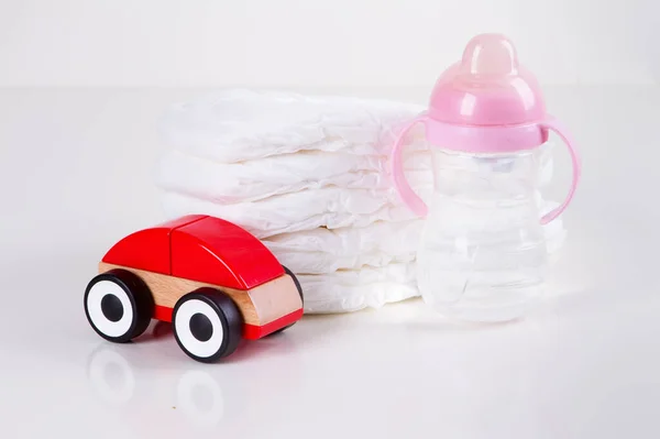 Pilha Fraldas Descartáveis Para Bebês Brinquedo Sobre Fundo Branco — Fotografia de Stock