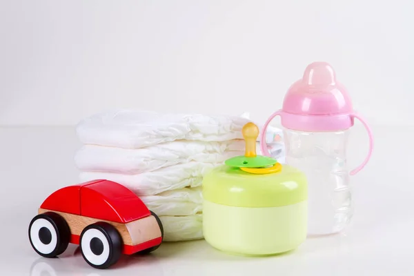 Pilha Fraldas Descartáveis Para Bebês Brinquedo Sobre Fundo Branco — Fotografia de Stock