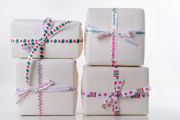 Чотири Подарункові Коробки Білому Папері Різнокольоровими Стрічками Білому Тлі — стокове фото