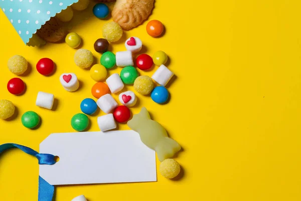 Karışık Renkli Şekerler Sarı Üzerine Yayılmış Tatlılar — Stok fotoğraf