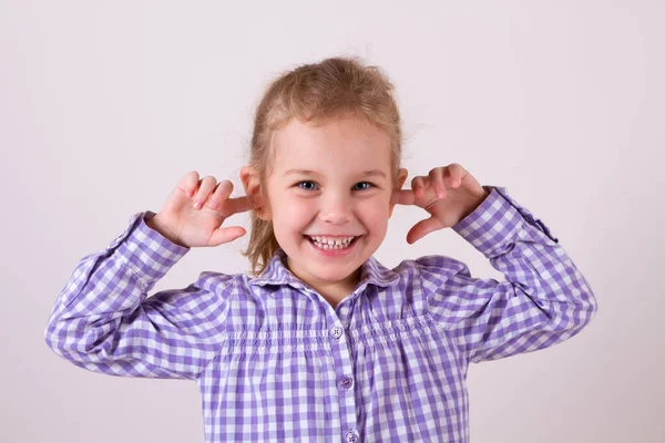 Menina Cobriu Ouvidos Com Dedos — Fotografia de Stock