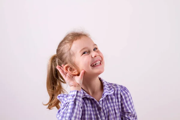 Schöne Lächelnde Mädchen Legt Eine Hand Ans Ohr Besser Hören — Stockfoto