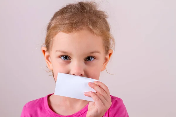 Menina Criança Segurando Cartão Frente Lábios — Fotografia de Stock
