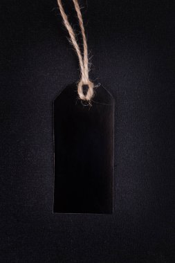 Karanlık arka planda siyah fiyat etiketi. Kara Cuma Kutsaması