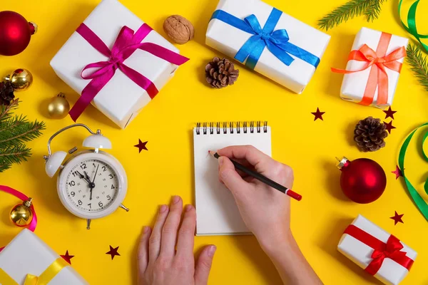 Kerst Nieuwjaar Avond Achtergrond Met Geschenkdozen Kerstversiering Wekker Notitieblok Gele — Stockfoto