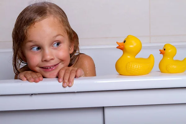 Aranyos Boldog Kislány Vesz Fürdő Hab Játékok Gyermek Higiénia Egészséges — Stock Fotó