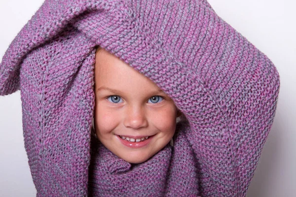 Niña Hermosa Feliz Llevaba Suéter Punto Madre Lila Engañado Ella —  Fotos de Stock