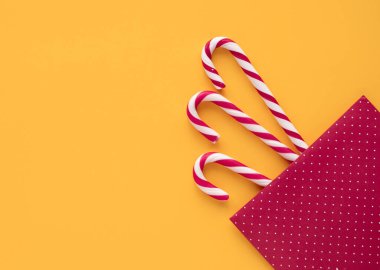 Noel renklerinde çizgili nane şekeri kamışları