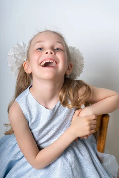 Retrato de menina sorridente feliz isolado no fundo branco — Fotografia de Stock