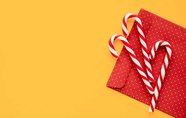 Canne à bonbons dure à la menthe rayée de couleurs de Noël — Photo
