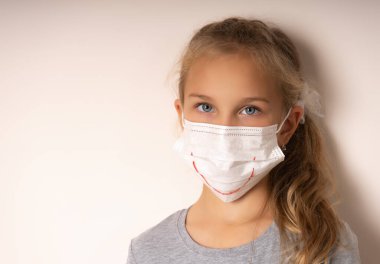 Tıbbi maske takan bir kız.