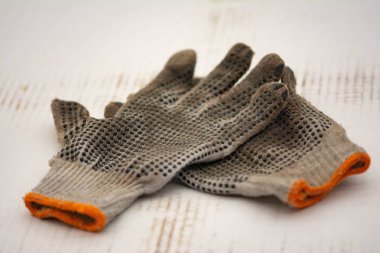 Guantes de lana sucios.