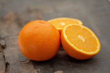 Ağaçtaki portakallar