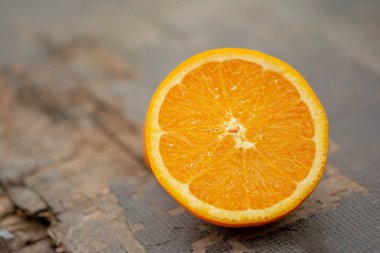 Ağaçtaki portakallar