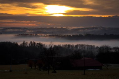 Tatobity, Çek Cumhuriyeti 'nde sisli ve sisli gün batımı.