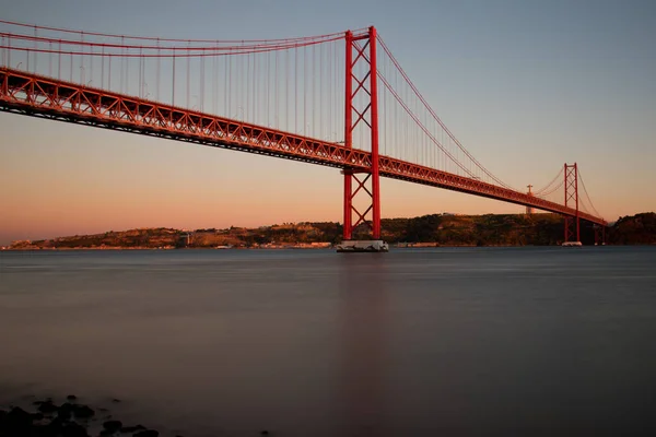 Вид Мост Абриля Соединяющий Город Лисбон Муниципалитетом Алмада Левом Берегу — стоковое фото