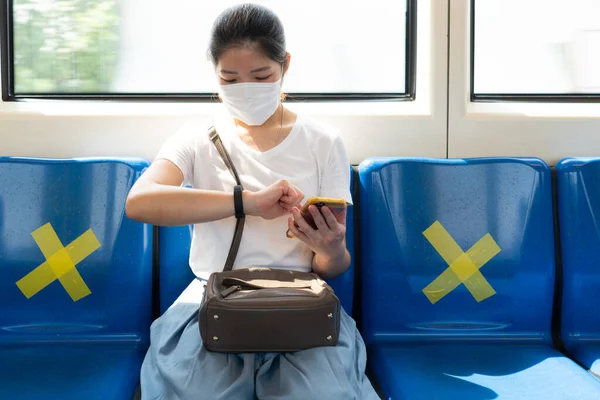 Jonge Aziatische Vrouw Met Gezichtsmasker Met Behulp Van Een Smartphone — Stockfoto