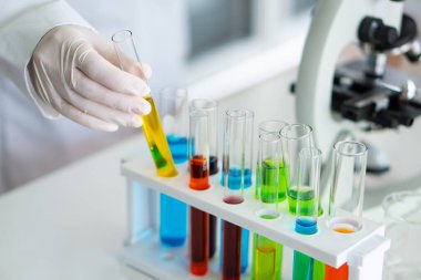 Korumalı ekipman ya da mikroskop kullanarak laboratuarda kovid-19 ya da koronavirüs aşısı deneyi yapan bilim adamlarının fotoğrafını çek. Bilim ve Tıp Konsepti