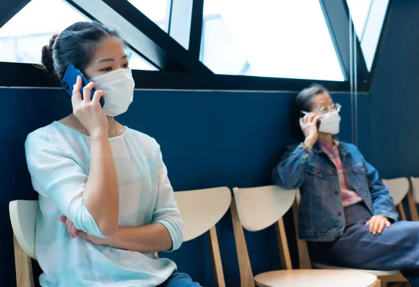 Femme Asiatique Portant Masque Facial Garder Distanicng Sociale Asseyant Sur — Photo