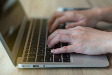 Evden çalışmak için bilgisayarın klavyesine yazı yazan kadın ellerinin resmini kapat. iş ve serbest meslek kavramı