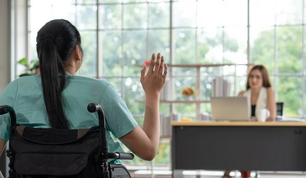 Joven Mujer Asiática Discapacitada Sentada Silla Ruedas Saludando Con Amigo — Foto de Stock