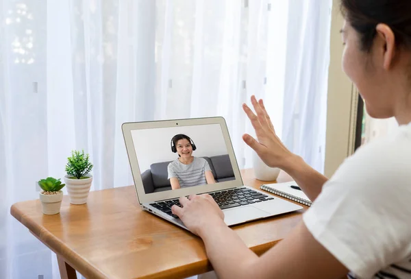 Aziatische Zakenvrouw Met Behulp Van Computer Thuis Werken Videoconferentie Met — Stockfoto