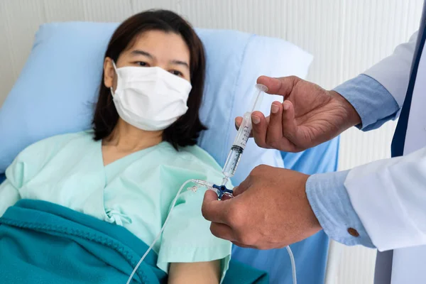 Médico Dando Líquido Intravenoso Una Paciente Asiática Que Estaba Enferma — Foto de Stock