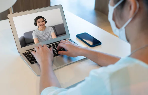 Aziatische Zakenvrouw Met Behulp Van Computer Thuis Werken Videoconferentie Met — Stockfoto