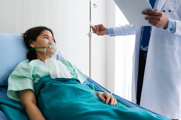 医生给生病的亚洲妇女病人静脉注射液体 并将病人送进医院 医疗及医疗概念 以医生的右手为焦点 — 图库照片