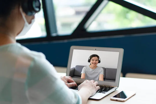 Aziatische Zakenvrouw Met Behulp Van Computer Thuis Werken Videoconferentie Met — Stockfoto